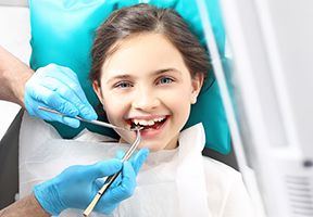 Clínica Dental Toledo 48 dentista revisando dientes de niña 