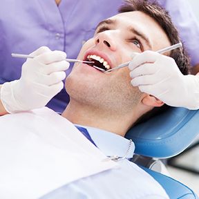 Clínica Dental Toledo 48 senor en tratamiento dental